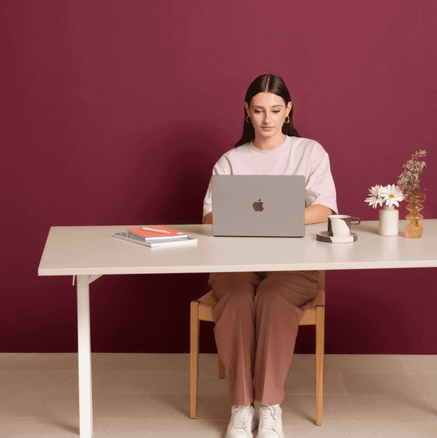 Professionele vrouw werkt op laptop
